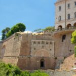 Antica fortezza con vegetazione circostante