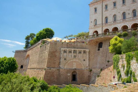 Antica fortezza con vegetazione circostante